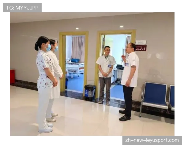 医疗团队的待命区：担架随时准备，带领医疗团队
